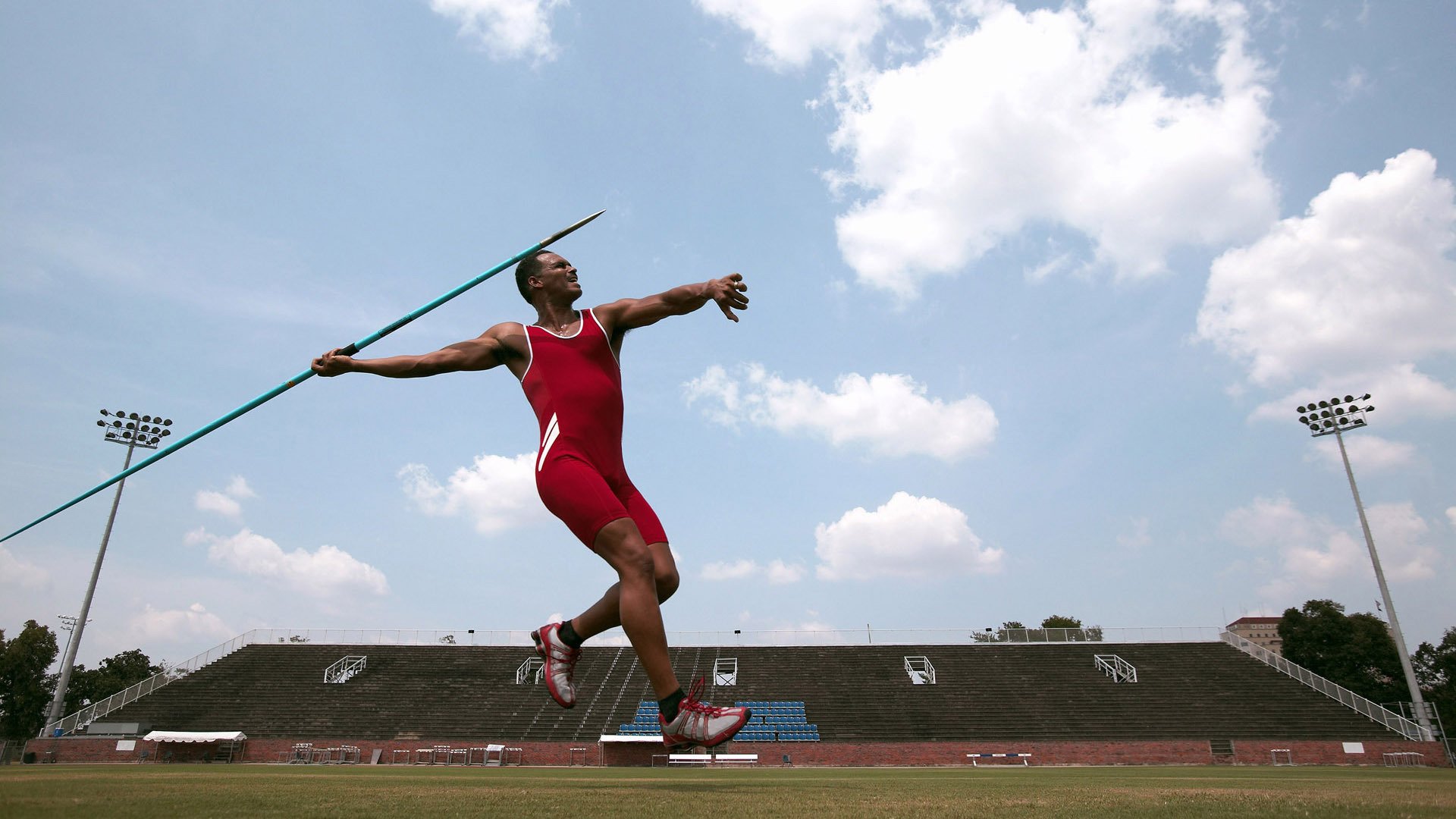 开云体育中国-红色利刃，塞恩斯刷新纪录之夜，法拉利绝杀梅赛德斯
